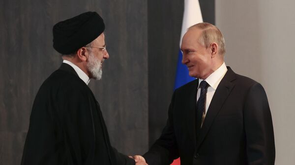 Președintele iranian Ibrahim Raisi și președintele Rusiei, Vladimir Putin, la întâlnirea din marja summitului OCS. - Sputnik Moldova