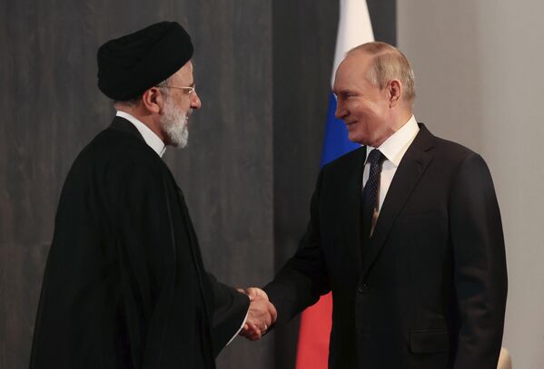 15 septembrie 2022. Președintele rus Vladimir Putin și președintele iranian Ebrahim Raisi în timpul unei întâlniri în marginea summitului Organizației de Cooperare de la Shanghai (SCO) de la Samarkand. - Sputnik Moldova