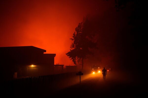 Лесной пожар в Сомосе, Франция. Пожар, начавшийся 12 сентября, охватил 1300 гектаров растительности и привел к эвакуации почти целого города в департаменте Жиронда. - Sputnik Молдова