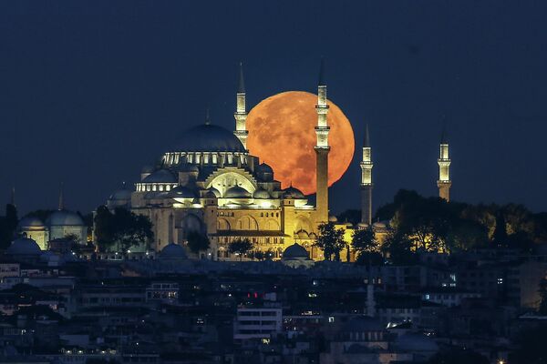 Восход Луны во время &quot;орехового полнолуния&quot; над мечетью Сулеймание в Стамбуле, Турция. - Sputnik Молдова