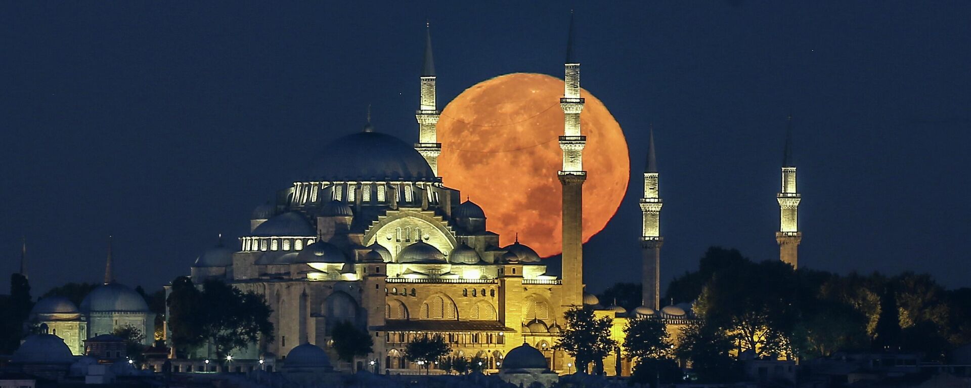 Полная луна заходит за мечетью Сулеймание в Стамбуле, Турция - Sputnik Moldova-România, 1920, 13.11.2022