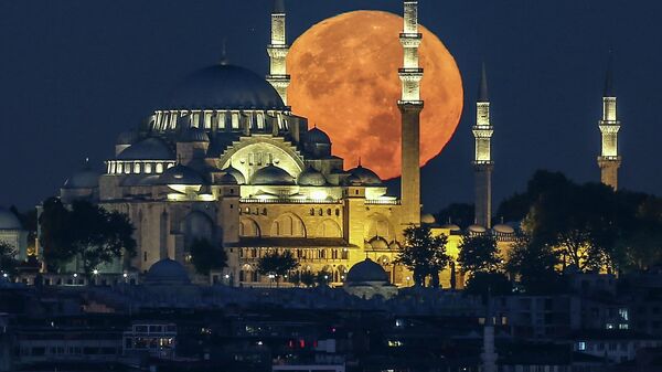Полная луна заходит за мечетью Сулеймание в Стамбуле, Турция - Sputnik Moldova-România