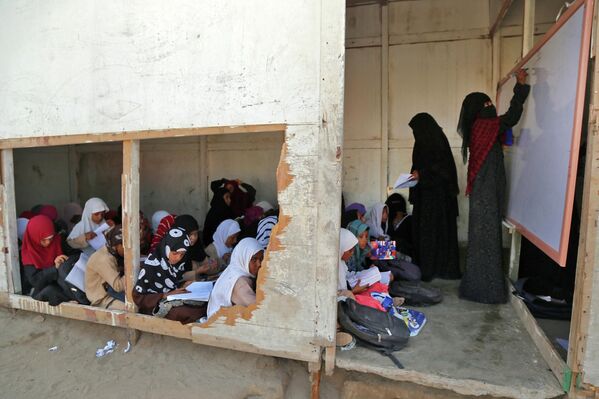 Школьные занятия во временной школе в провинции Ходейда, Йемен. - Sputnik Молдова