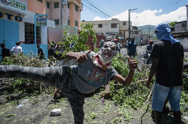 Демонстрант против повышения цен на топливо и требования отставки премьер-министра Гаити Ариэля Анри в Порт-о-Пренс, Гаити. - Sputnik Молдова
