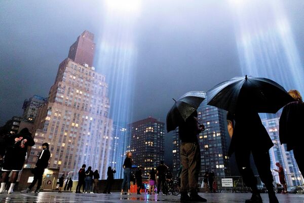 Tribute in Light над Нижним Манхэттеном в 21-ю годовщину терактов 11 сентября в Нью-Йорке. - Sputnik Молдова