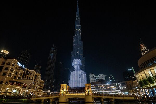 Портрет королевы Великобритании Елизаветы II проецируется на Бурдж-Халифа, самое высокое здание в мире, в Дубае. - Sputnik Молдова
