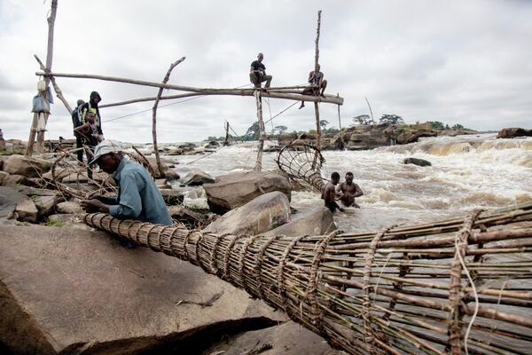 Рыбаки у водопада Вагенья, Демократическая Республика Конго. - Sputnik Молдова