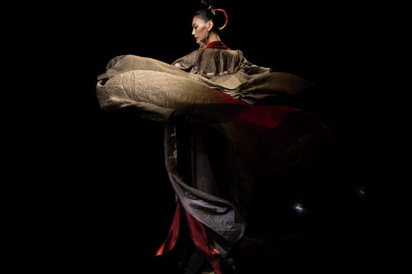 Модель представляет творение китайского дизайнера Ма Гуая из коллекции Subai на Неделе моды в Пекине. - Sputnik Молдова