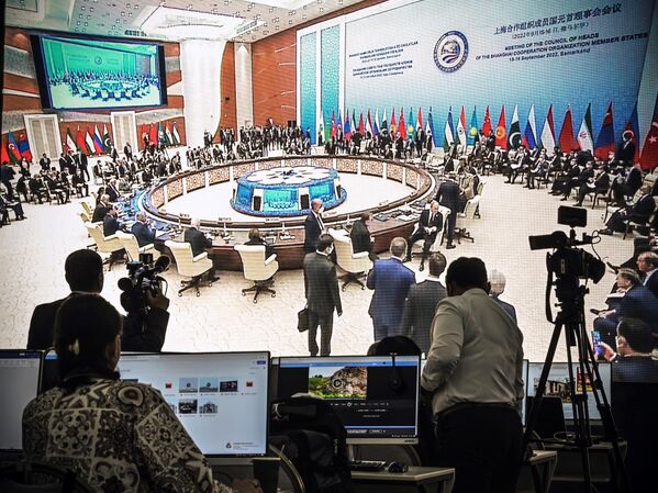 Журналисты смотрят прямую трансляцию пленарного заседания Саммита Шанхайской организации сотрудничества. - Sputnik Молдова