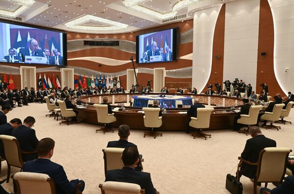 Президент РФ Владимир Путин выступает на заседании Совета глав стран-участниц ШОС в расширенном составе в Самарканде, Узбекистан - Sputnik Молдова