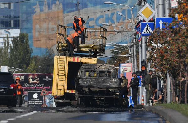 Сгоревший автомобиль в результате обстрела центральной части города Донецка со стороны вооруженных сил Украины - Sputnik Молдова
