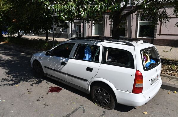 Поврежденный автомобиль в результате обстрела центральной части города Донецка со стороны вооруженных сил Украины - Sputnik Молдова