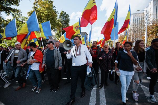Președintele raionului Orhei, Dinu Țurcanu, în fruntea coloanei de protestatari. - Sputnik Moldova-România