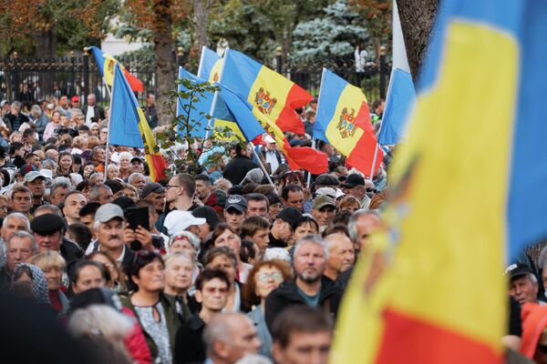 Poliția spune că la protest ar fi participat până în șapte mii de oameni, pe când liderii opoziției susțin că ar fi fost la 40 de mii oameni. - Sputnik Moldova
