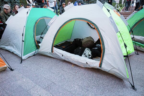 При этом они сообщили, что половину приготовленных ими палаток отобрала полиция по подступах к месту протеста. - Sputnik Молдова