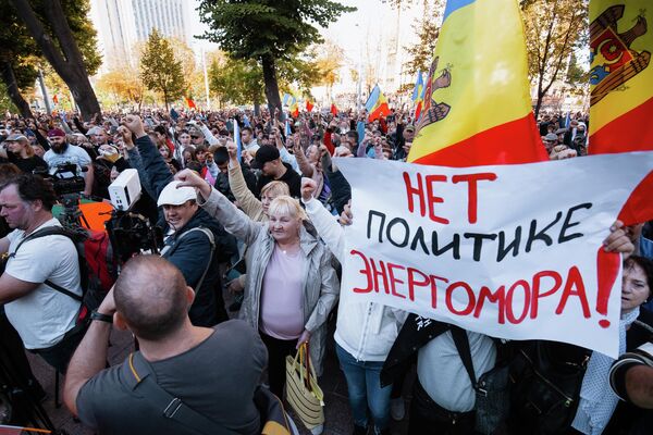 В ходе акции протеста лидер Партии &quot;Шор&quot; Илан Шор призвал продолжать акции протеста до тех пор, пока власти не уйдут в отставку. - Sputnik Молдова