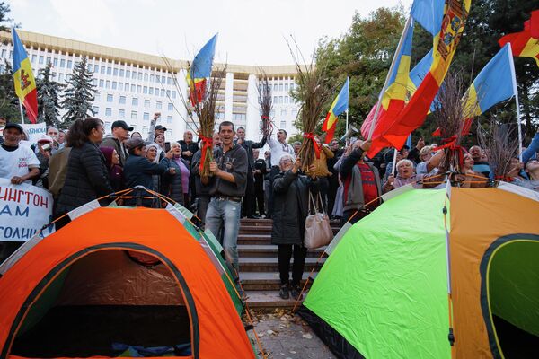 Protestatarii au instalat corturi în fața Parlamentului pentru a protesta nonstop. - Sputnik Moldova-România