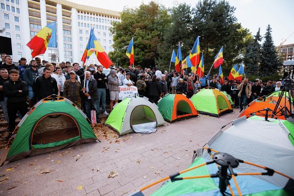 Protestatarii au instalat corturi în scuarul parlamentului  - Sputnik Moldova-România