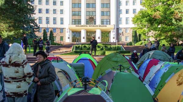 Палаточный городок у здания парламента - Sputnik Молдова