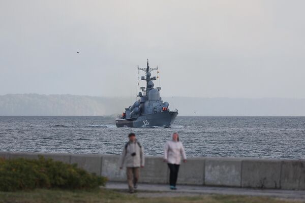 Nava purtătoare de rachete „Dimitrovgrad” în timpul exercițiilor strategice din portul militar Baltiisk. - Sputnik Moldova-România