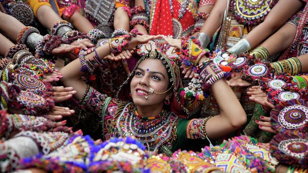 Женщины в традиционной одежде исполняют танец штата Гуджарат в Ахмедабаде, Индия - Sputnik Молдова