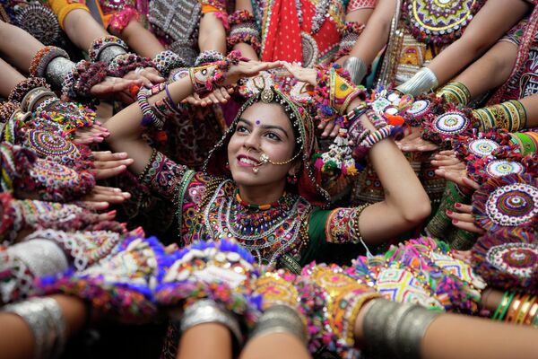 Женщины в традиционной одежде позируют для фотографий, исполняя гарба, традиционный танец штата Гуджарат, перед Наваратри в Ахмедабаде, Индия. Индуистский фестиваль Наваратри, или девять ночей, начнется 26 сентября. - Sputnik Молдова