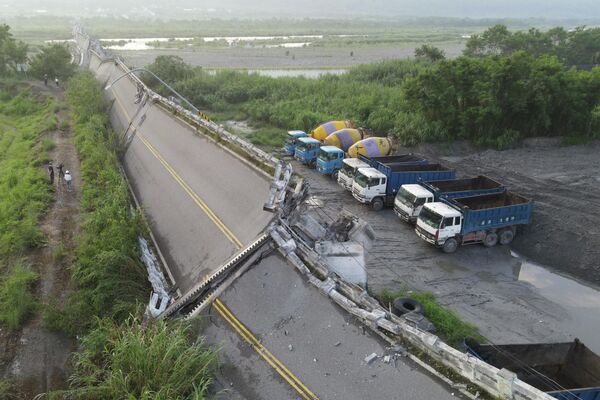 Вид с воздуха на обрушившийся мост Каолиао в восточном тайваньском уезде Хуалянь 19 сентября 2022 года после землетрясения силой 6,9 балла. - Sputnik Молдова