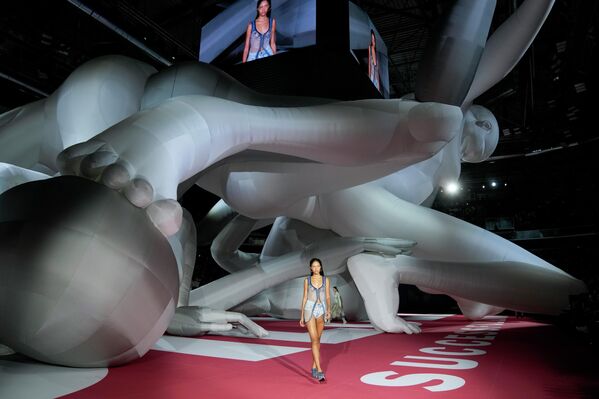 Модель представляет одежду из женской коллекции Diesel весна-лето 2023, представленной в Милане, Италия, в среду, 21 сентября 2022 года. - Sputnik Молдова