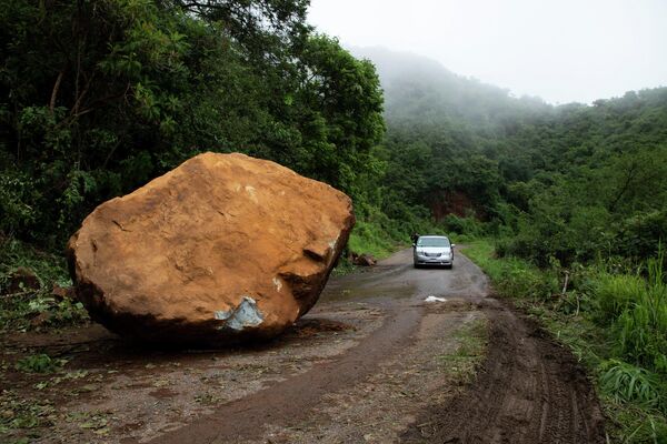 Огромный валун лежит на дороге через день после землетрясения недалеко от Чиникуила, штат Мичоакан, Мексика, вторник, 20 сентября 2022 года.  - Sputnik Молдова