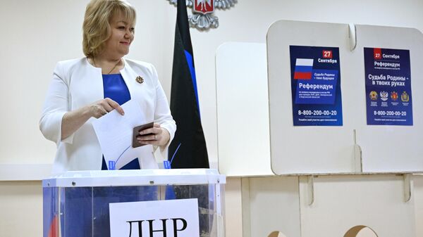 Голосование на референдумах о присоединении к РФ в Москве - Sputnik Молдова
