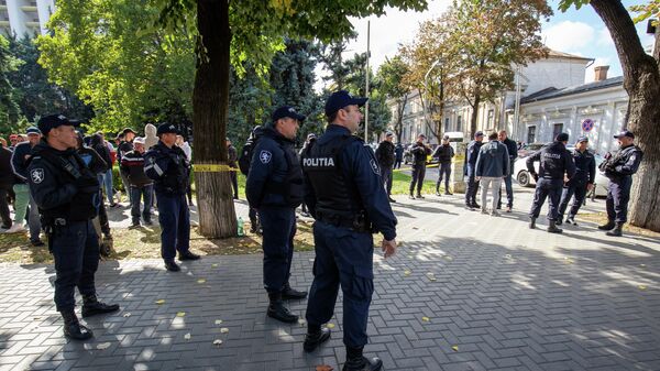 Polițiști lângă protestatarii ce pichetează clădirea Parlamentului  - Sputnik Moldova-România