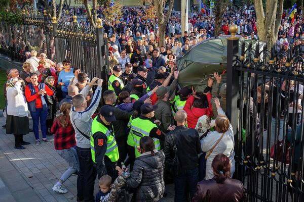 Попытка установить палатки у здания президентуры натолкнулась на противодействие полиции. - Sputnik Молдова