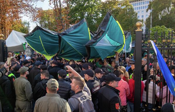 Палатки протестующие передавали практически по воздуху. - Sputnik Молдова