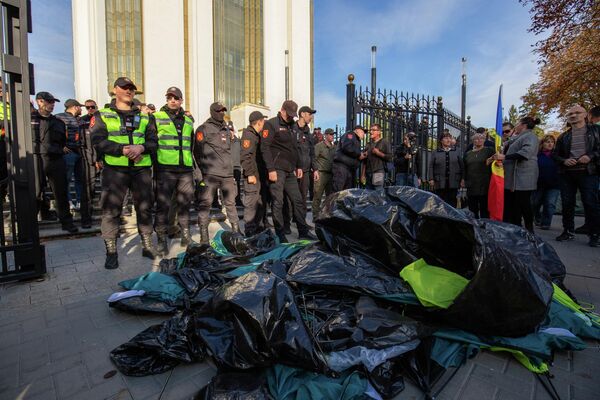 Corturile distruse și scoase de oamenii legii din curtea Președinției.   - Sputnik Moldova