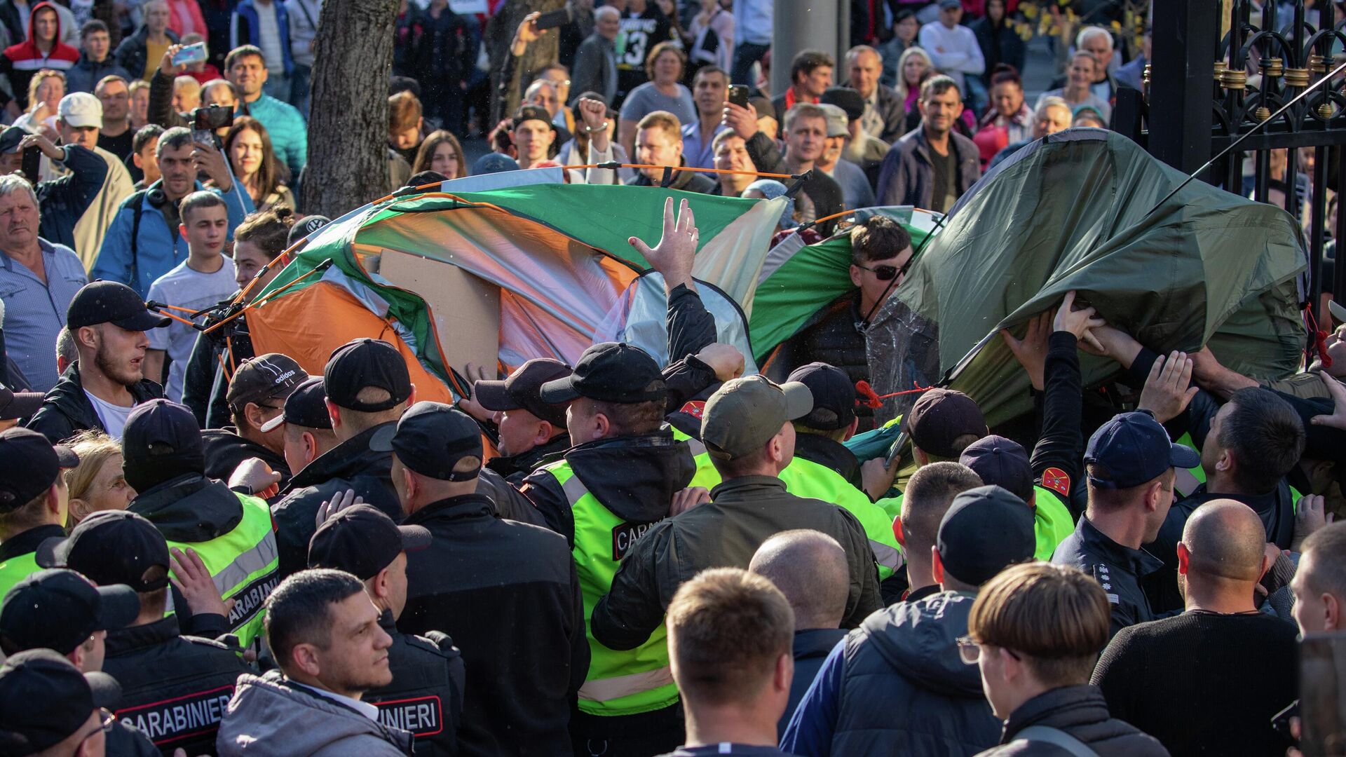 Protestul de duminică, 25 septembrie, la care protestatarii au încercat să instaleze corturi în curtea Președinției, gest la care polițiștii au răspuns în mod violent.  - Sputnik Moldova, 1920, 27.09.2022