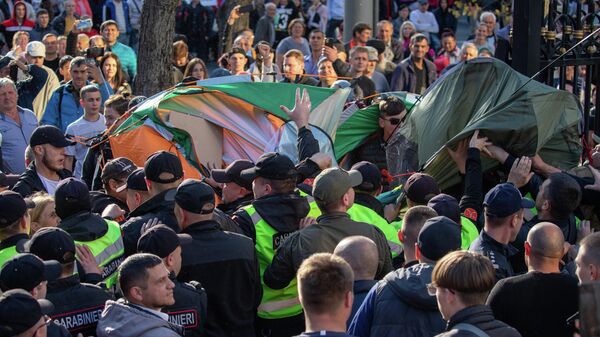 Protestul de duminică, 25 septembrie, la care protestatarii au încercat să instaleze corturi în curtea Președinției, gest la care polițiștii au răspuns în mod violent.  - Sputnik Moldova