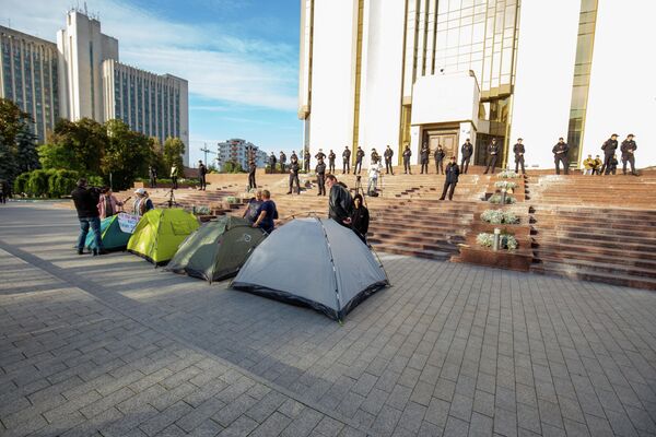 Массовые митинги протеста в Кишиневе в сентябре. Оппозиционные силы объявили о бессрочной забастовке и установили палаточный городок у здания парламента Молдовы. - Sputnik Молдова