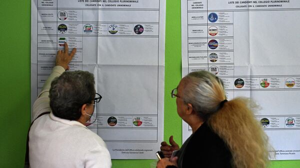 Люди проверяют список избирателей на избирательном участке - Sputnik Moldova