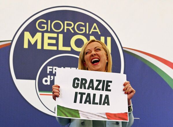 Liderul partidului de extremă-dreapta italian „Fratelli d&#x27;Italia” (Frații Italiei), Giorgia Meloni, cu într-un gest de bucurie în care ține o pancartă pe care scrie „Mulțumesc, Italia”, după ce a rostit o alocuție la sediul de campanie al partidului său în noaptea de 26 septembrie 2022, în Roma, după alegerile legislative din țara sa. - Sputnik Moldova