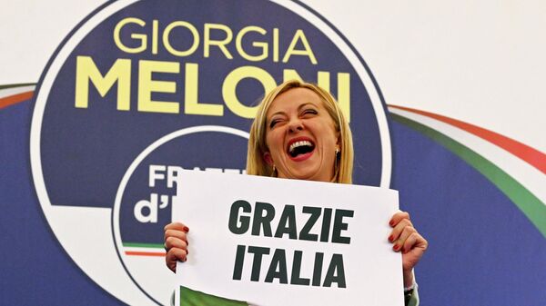 Лидер итальянской ультраправой партии Fratelli d'Italia Джорджа Мелони с плакатом с надписью Спасибо, Италия - Sputnik Молдова
