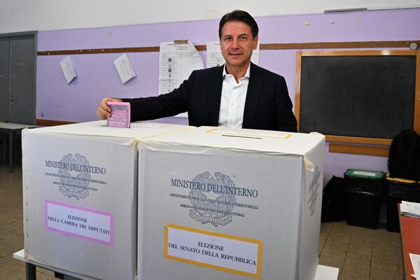 Liderul mișcării populiste italiene Cinci Stele (Movimento Cinque Stelle), Giuseppe Conte și-a exprimat votul la o secție de votare pe 25 septembrie 2022 din centrul Romei. - Sputnik Moldova