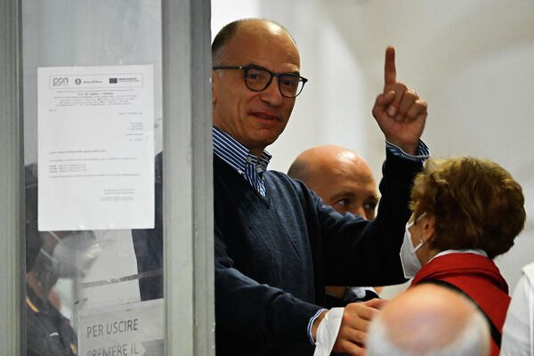 Liderul Partidului Democrat (PD) de centru-stânga italian, Enrico Letta, gesticulează în timp ce vorbește cu oamenii la o secție de votare pe 25 septembrie 2022 la Roma, în timpul alegerilor legislative. - Sputnik Moldova