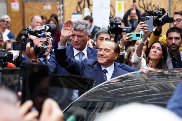 Această fotografie obținută de la agenția de presă italiană Ansa îl arată pe fostul prim-ministru italian și lider al partidului de dreapta italian „Forza Italia” (FI), Silvio Berlusconi, care pleacă după ce și-a exprimat votul pe 25 septembrie 2022 la o secție de votare din Milano. - Sputnik Moldova