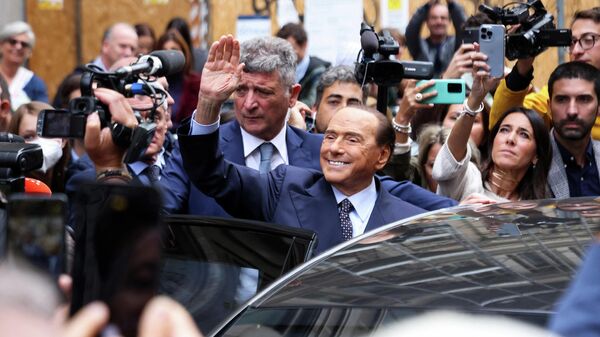 Бывший премьер-министр Италии Сильвио Берлускони приветствует журналистов после голосования - Sputnik Молдова