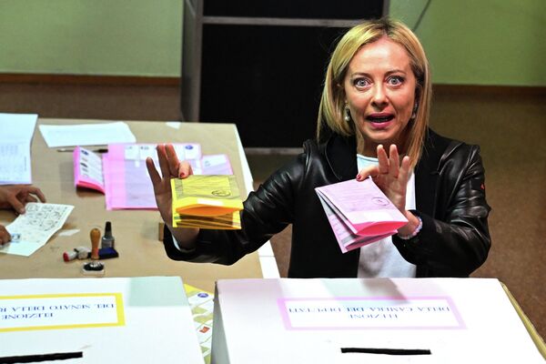 Liderul partidului de extremă dreapta italian „Fratelli d&#x27;Italia” (Frații Italiei), Giorgia Meloni, și-a exprimat votul la o secție de votare pe 25 septembrie 2022 la Roma. - Sputnik Moldova