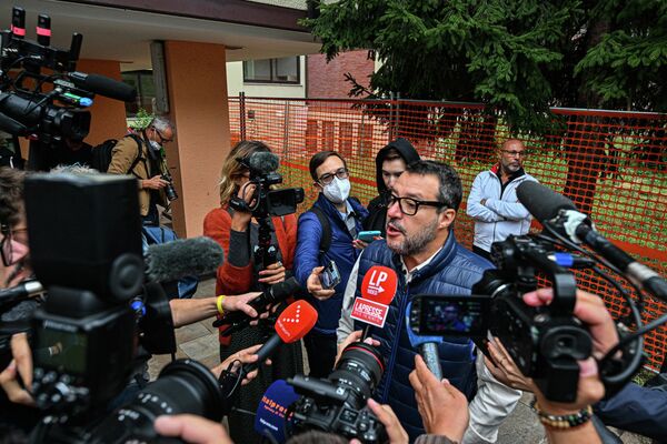 Liderul partidului de dreapta italian Lega (Liga), Matteo Salvini, se adresează presei în cadrul votului său la o secție de votare pe 25 septembrie 2022 la Milano. - Sputnik Moldova