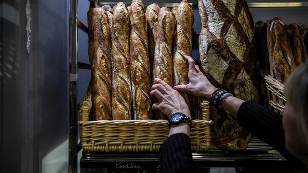 Покупатель выбирает хлеб в булочной в Париже - Sputnik Moldova-România