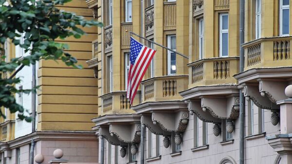 Флаг на здании посольства США в Москве. - Sputnik Молдова