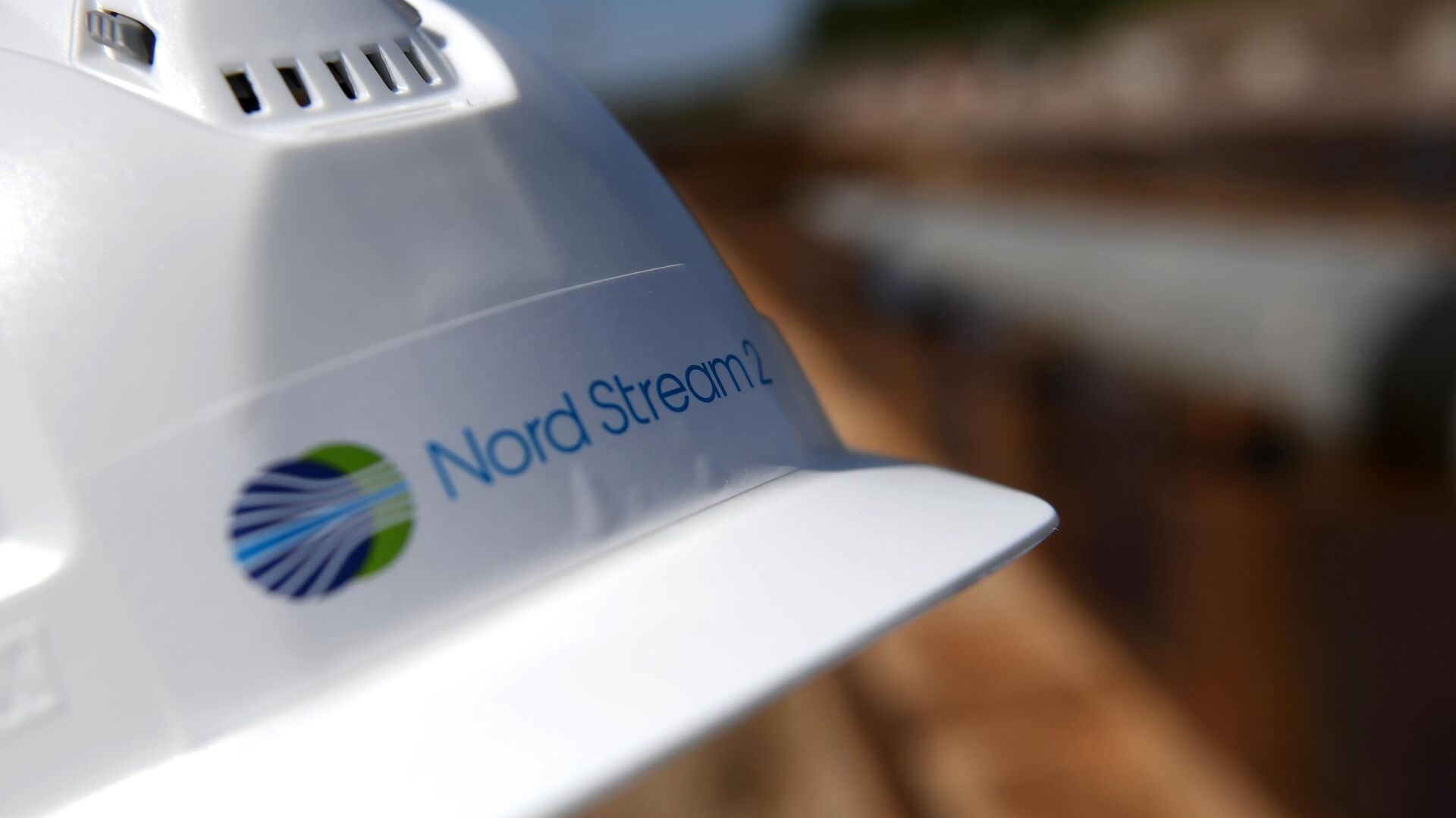 Simbolul „Nord Stream 2” pe casca unui angajat al proiectului - Sputnik Moldova-România, 1920, 29.09.2022