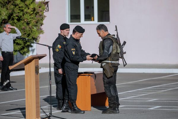 Черный берет – символ профессионализма, мужества и героизма сотрудников бригады. - Sputnik Молдова